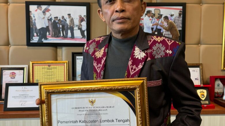 Bupati Lombok Tengah menjadi satu-satunya Bupati di wilayah Bali-Nusra yang menerima penghargaan Paritrana Award Tahun 2024.