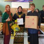 Pimpinan LKP Gumi Paer, Hidayati Rachman (kebaya hijau) bersama peserta didik penerima bantuan alat produksi kue.