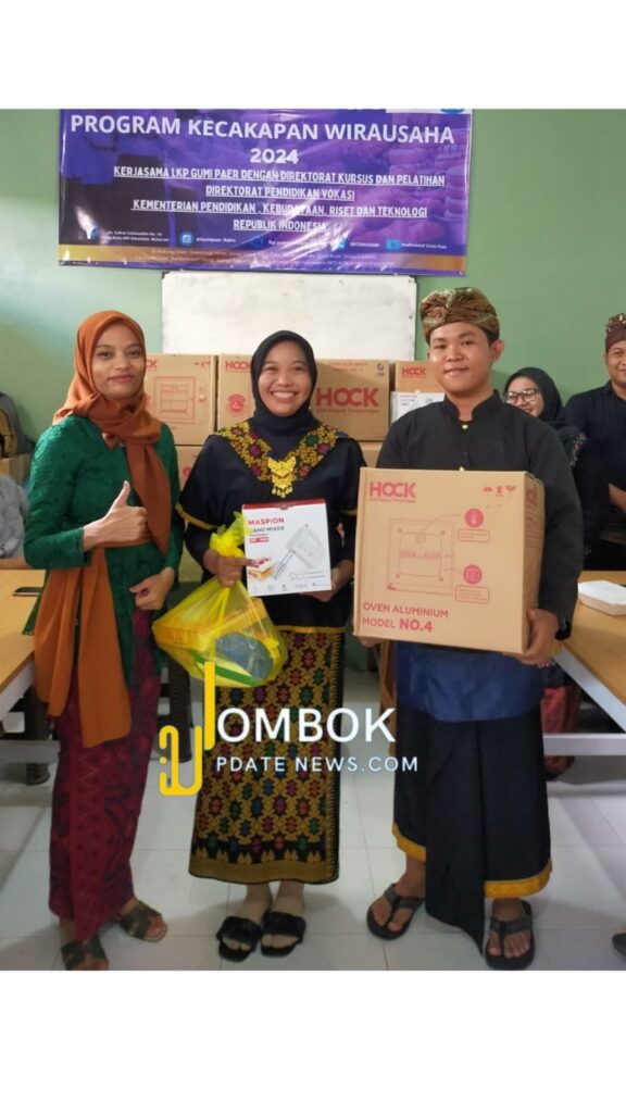 Pimpinan LKP Gumi Paer, Hidayati Rachman (kebaya hijau) bersama peserta didik penerima bantuan alat produksi kue.